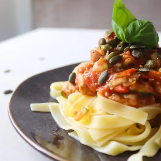 Pasta met kip en olijven